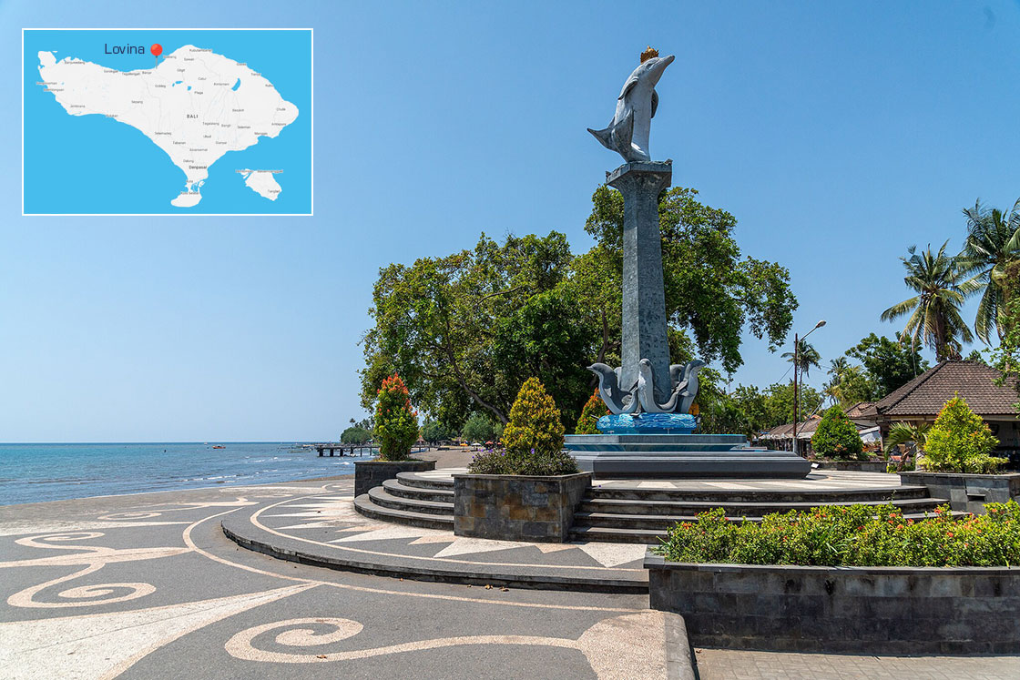 Lovina főtere a delfin szoborral - Észak-Bali
